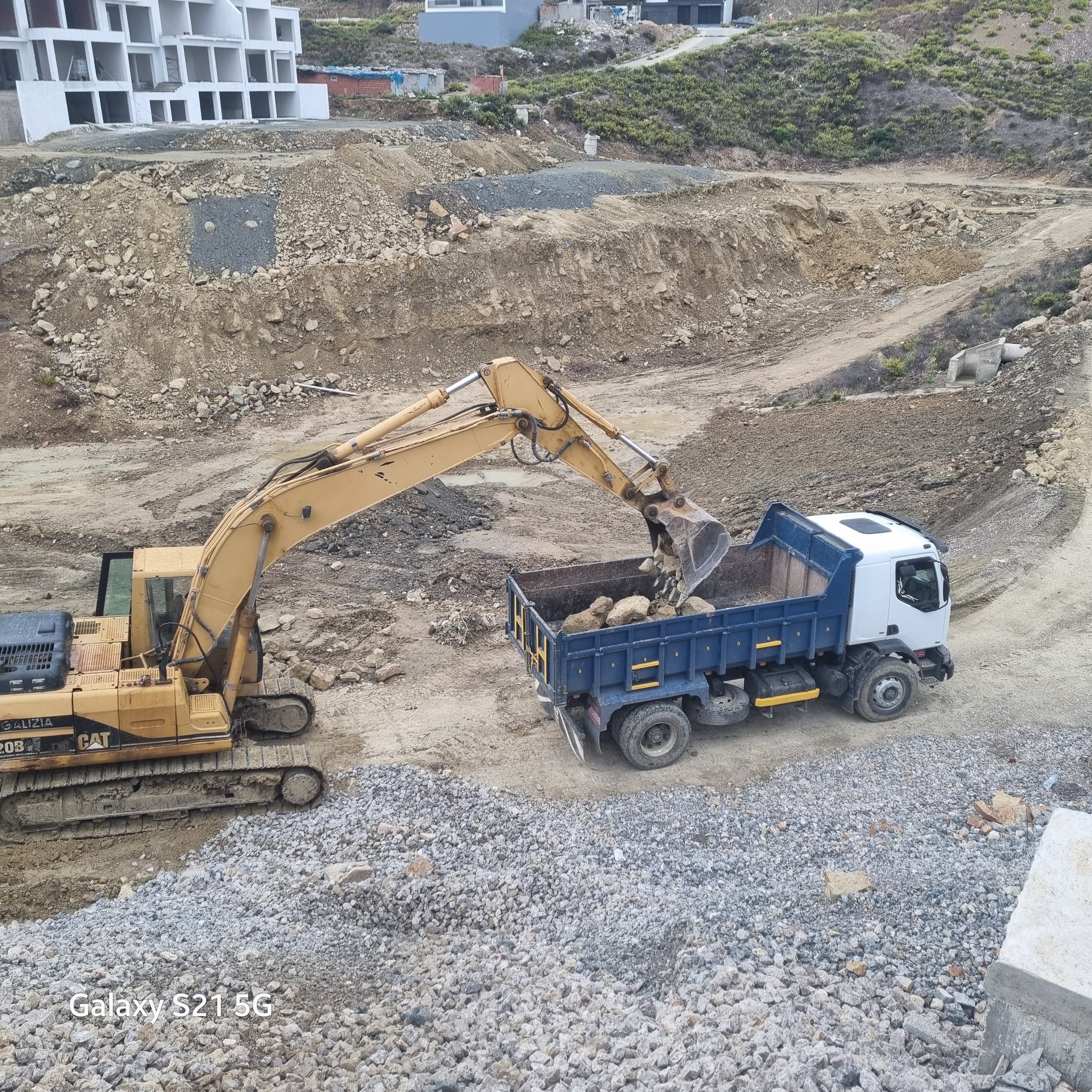 Chef de chantier briefant les équipes de nuit