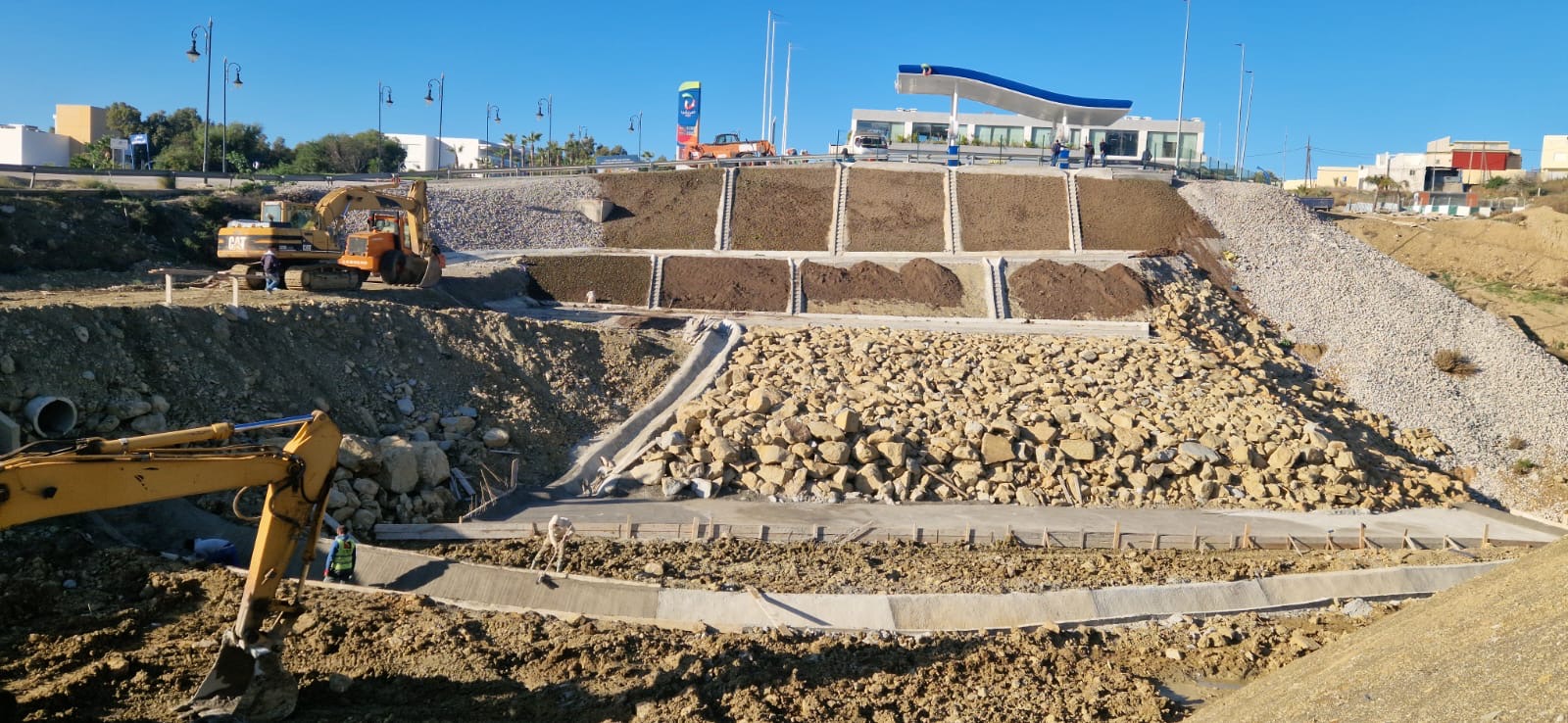 Pose de filets pare-blocs en zone montagneuse