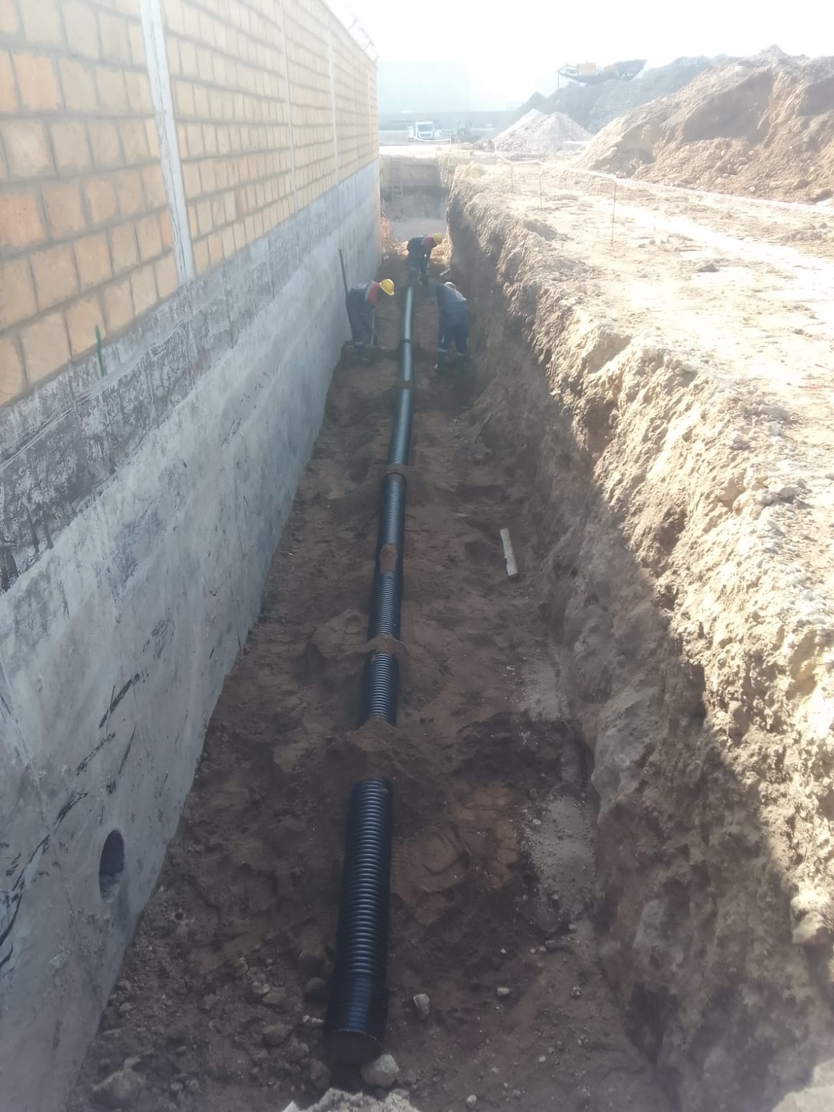 Chargeuse en action sur plate-forme multi-technique